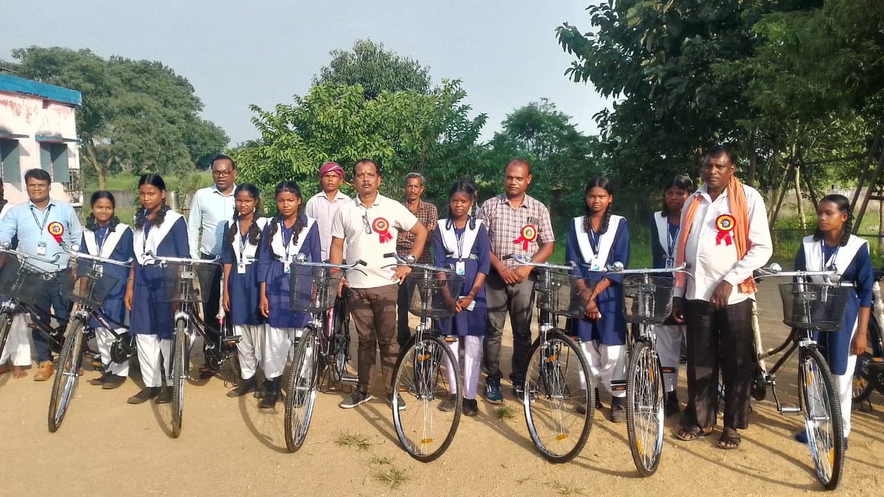 सरस्वती सायकल योजना के तहत छात्रों को मिली सायकल ,डीडीसी सालिक साय ने छात्रों को शुभकामनाएं देकर आदर्श नागरिक बनने की दी प्रेरणा......